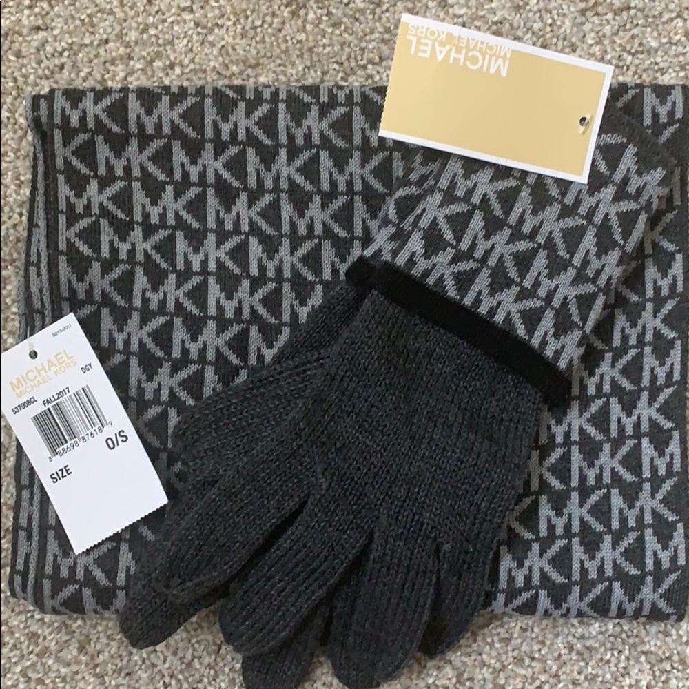 MICHAEL KORS SCARF AND GLOVES, w/ tags attached